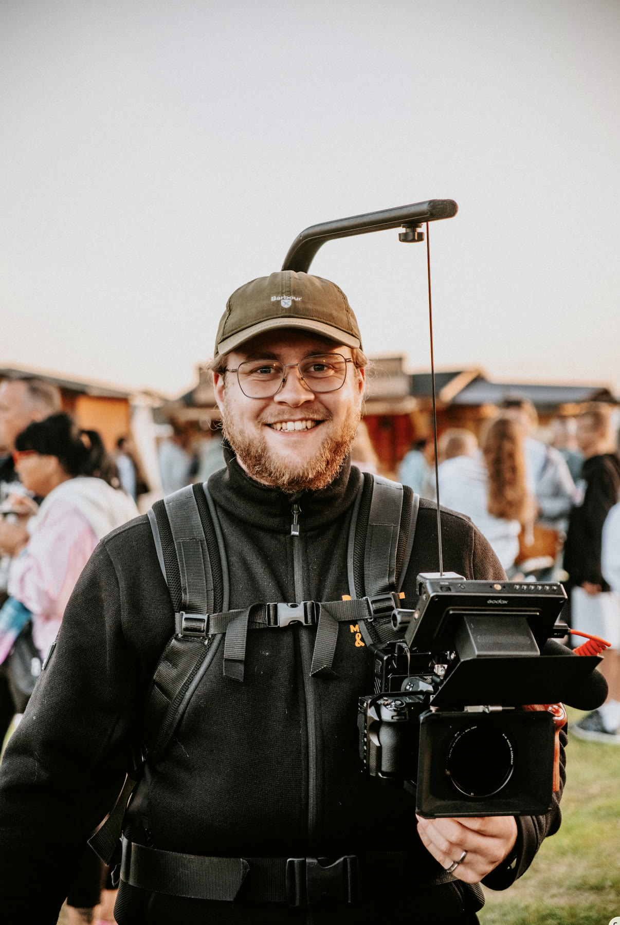 Jasper von Harlem, Hochzeitsfotograf und Hochzeitsvideograf, lächelnd mit Kamera-Equipment